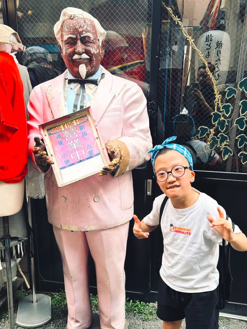 その他のTシャツ/カットソー、ブラック系のデニムパンツ、ブラック系のスニーカーを着用したメンズの夏コーディネートの5枚目の写真