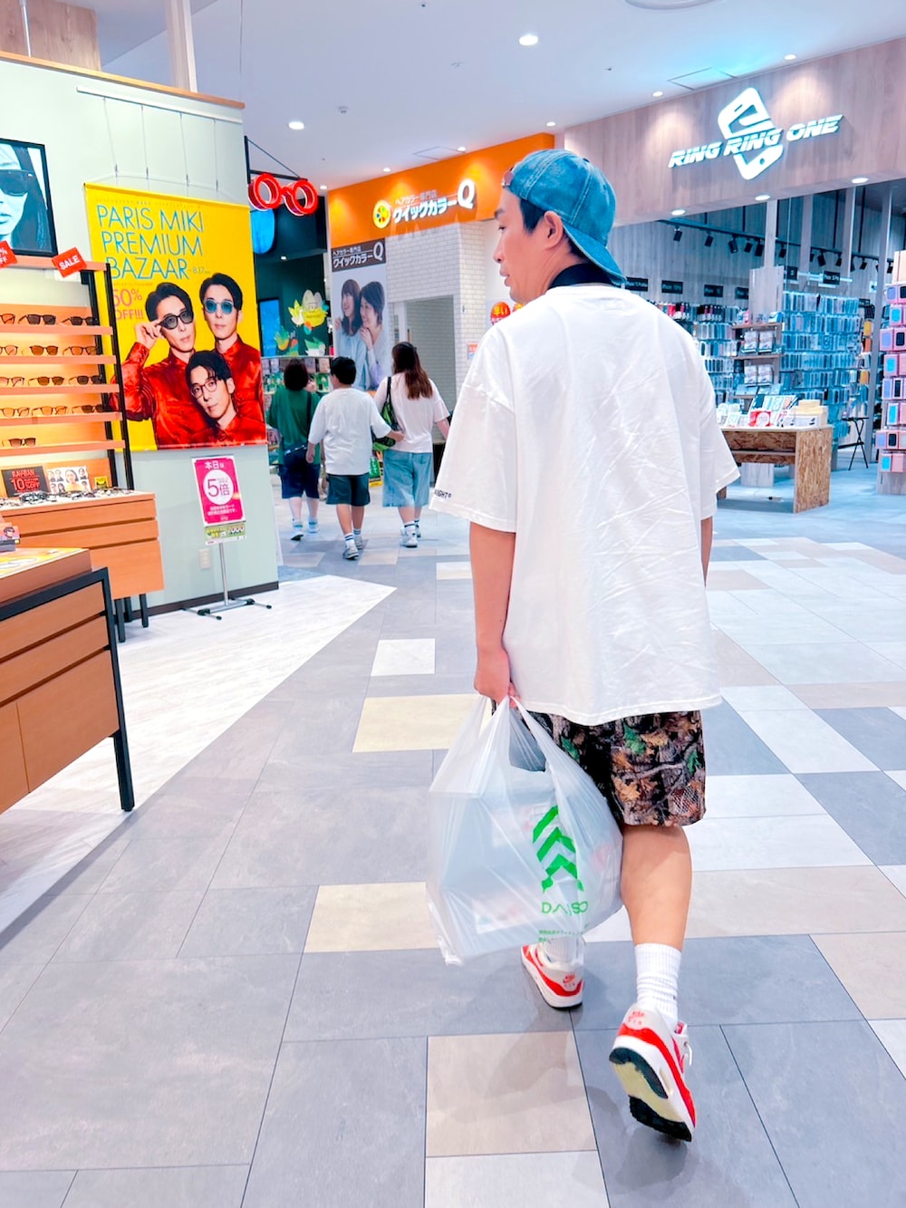 ホワイト系のTシャツ/カットソー、その他のその他パンツ、その他のスニーカーを着用したメンズの夏コーディネートの5枚目の写真