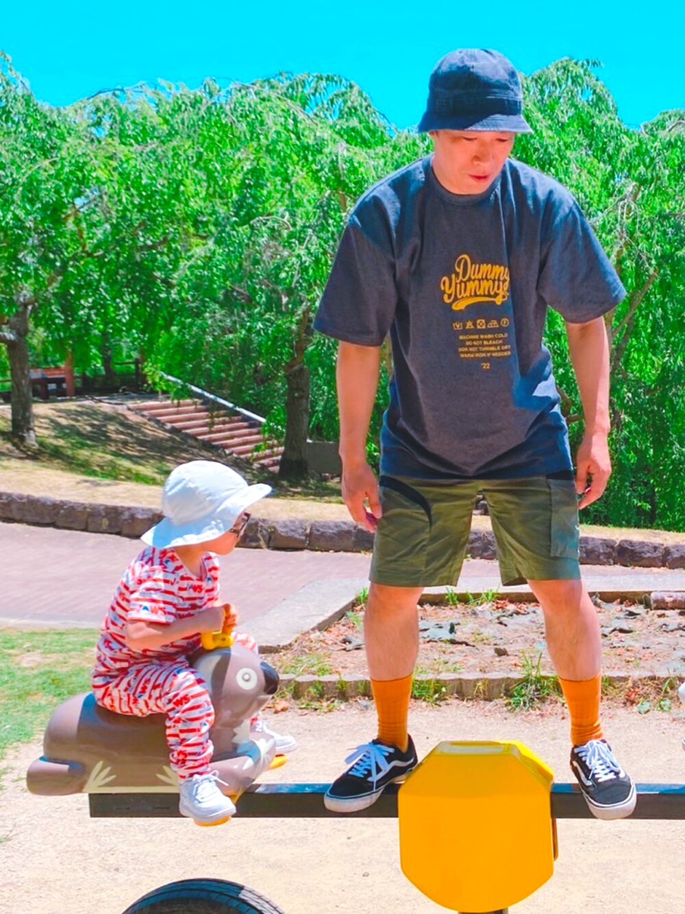 グレー系のTシャツ/カットソー、グリーン系のその他パンツ、ブラック系のスニーカーを着用したメンズの春コーディネートの3枚目の写真