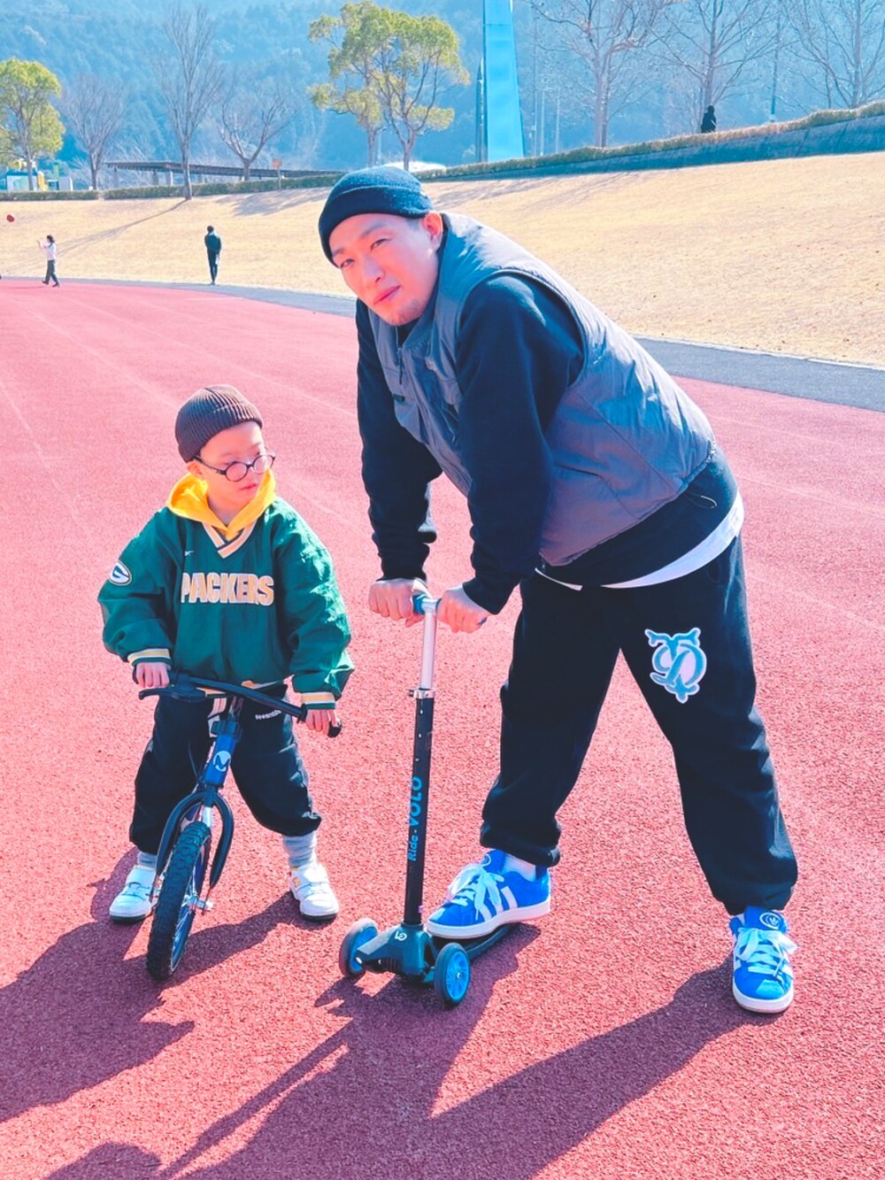 ブラック系のスウェットパンツ、ブルー系のスニーカー、ブラック系のニットキャップ/ビーニーを着用したメンズの冬コーディネートの2枚目の写真