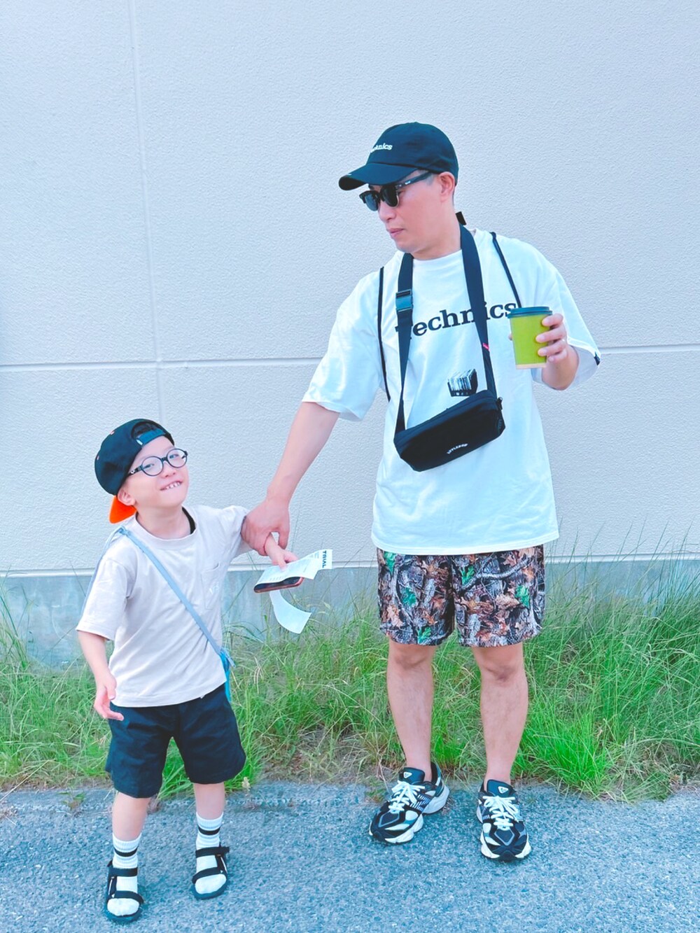 ホワイト系のTシャツ/カットソー、その他のその他パンツ、ブラック系のキャップを着用したメンズの夏コーディネートの2枚目の写真