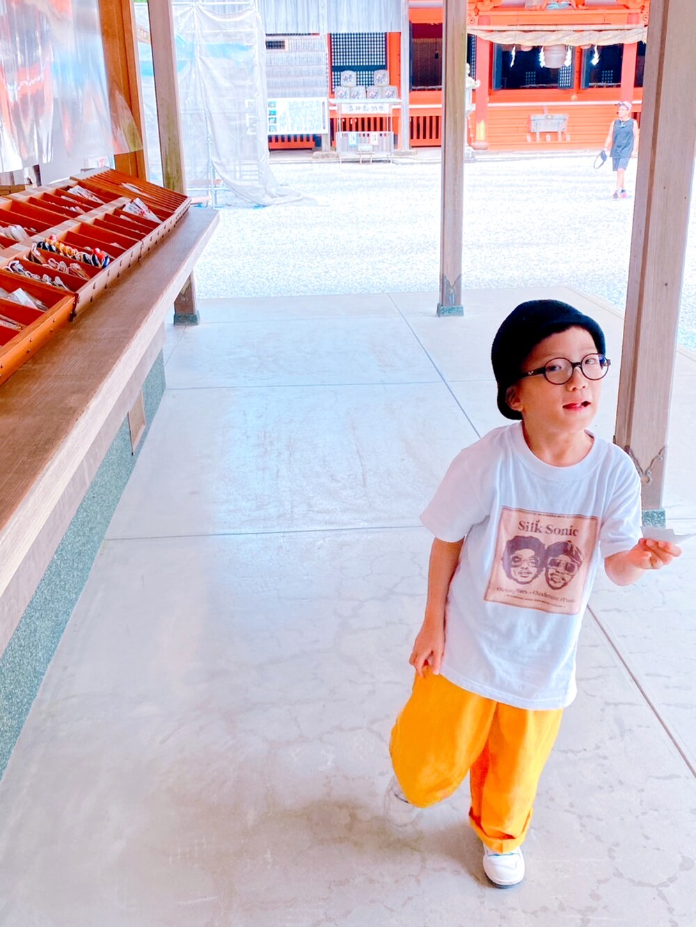 ブラック系のTシャツ/カットソー、ブラック系のその他パンツ、ブラック系のスニーカーを着用したメンズの夏コーディネートの3枚目の写真
