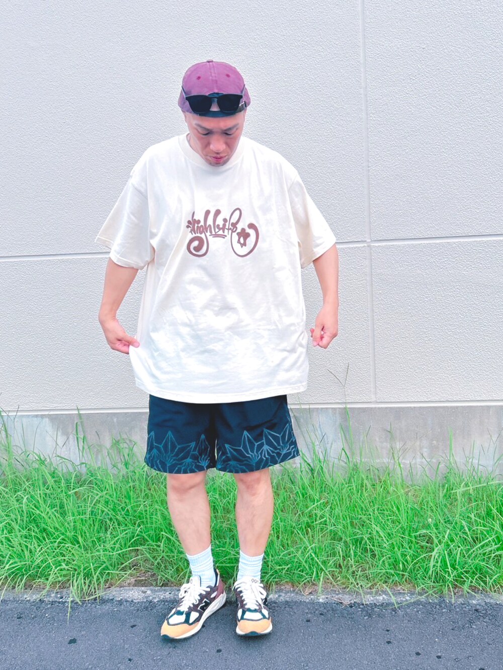 ベージュ系のTシャツ/カットソー、ブラック系のその他パンツ、ブラウン系のスニーカーを着用したメンズの夏コーディネートの3枚目の写真