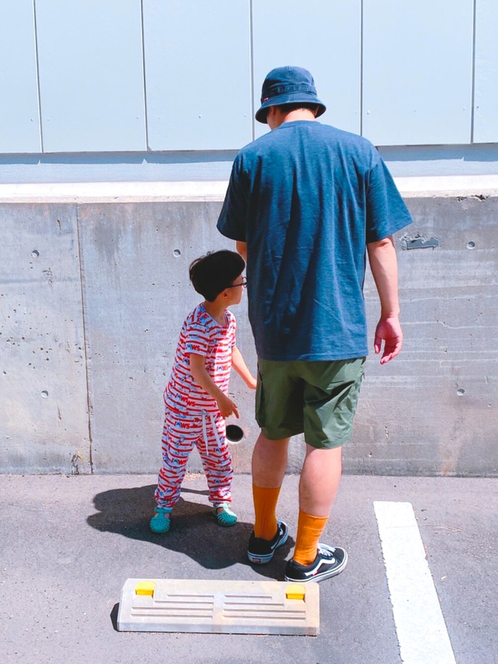 グレー系のTシャツ/カットソー、グリーン系のその他パンツ、ブラック系のスニーカーを着用したメンズの春コーディネートの2枚目の写真