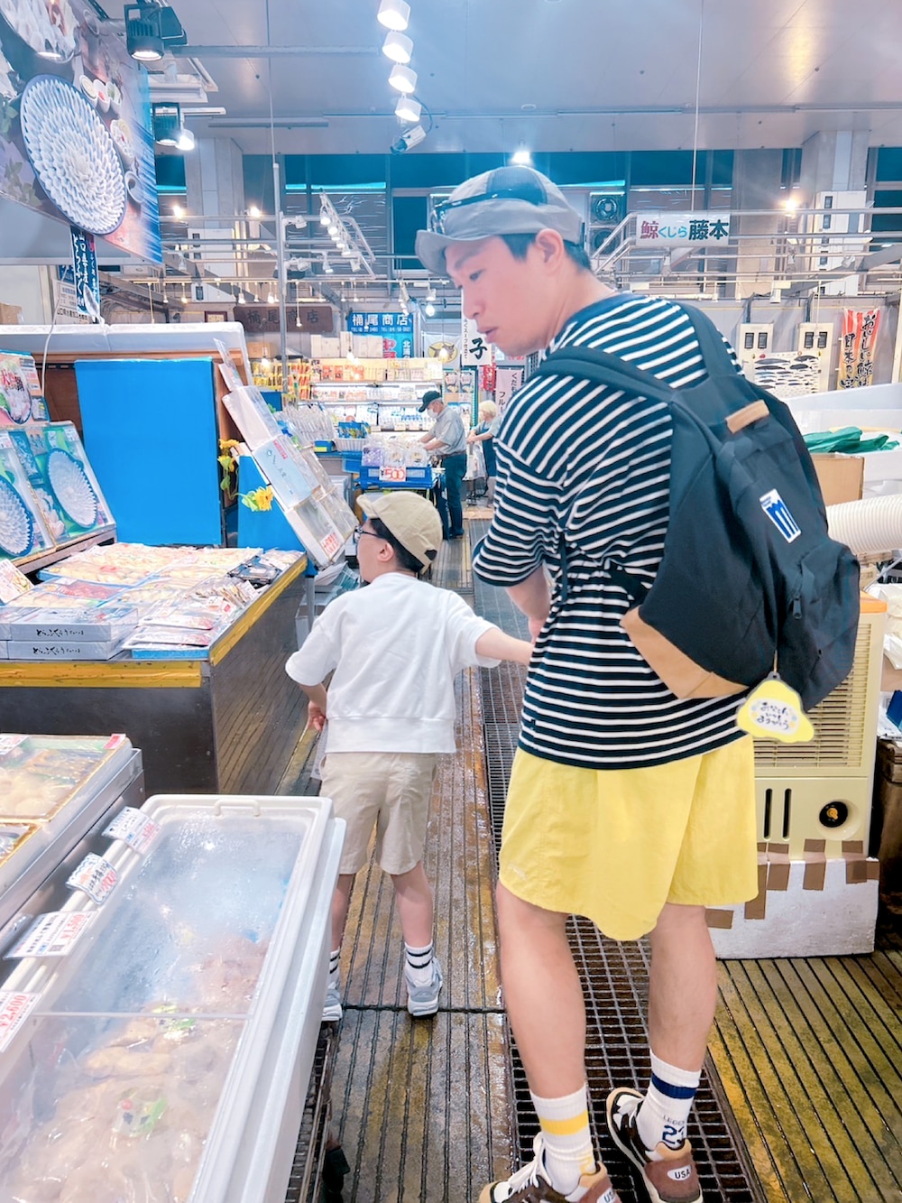 ブルー系のTシャツ/カットソー、イエロー系のその他パンツ、ブラウン系のスニーカーを着用したメンズの夏コーディネートの2枚目の写真