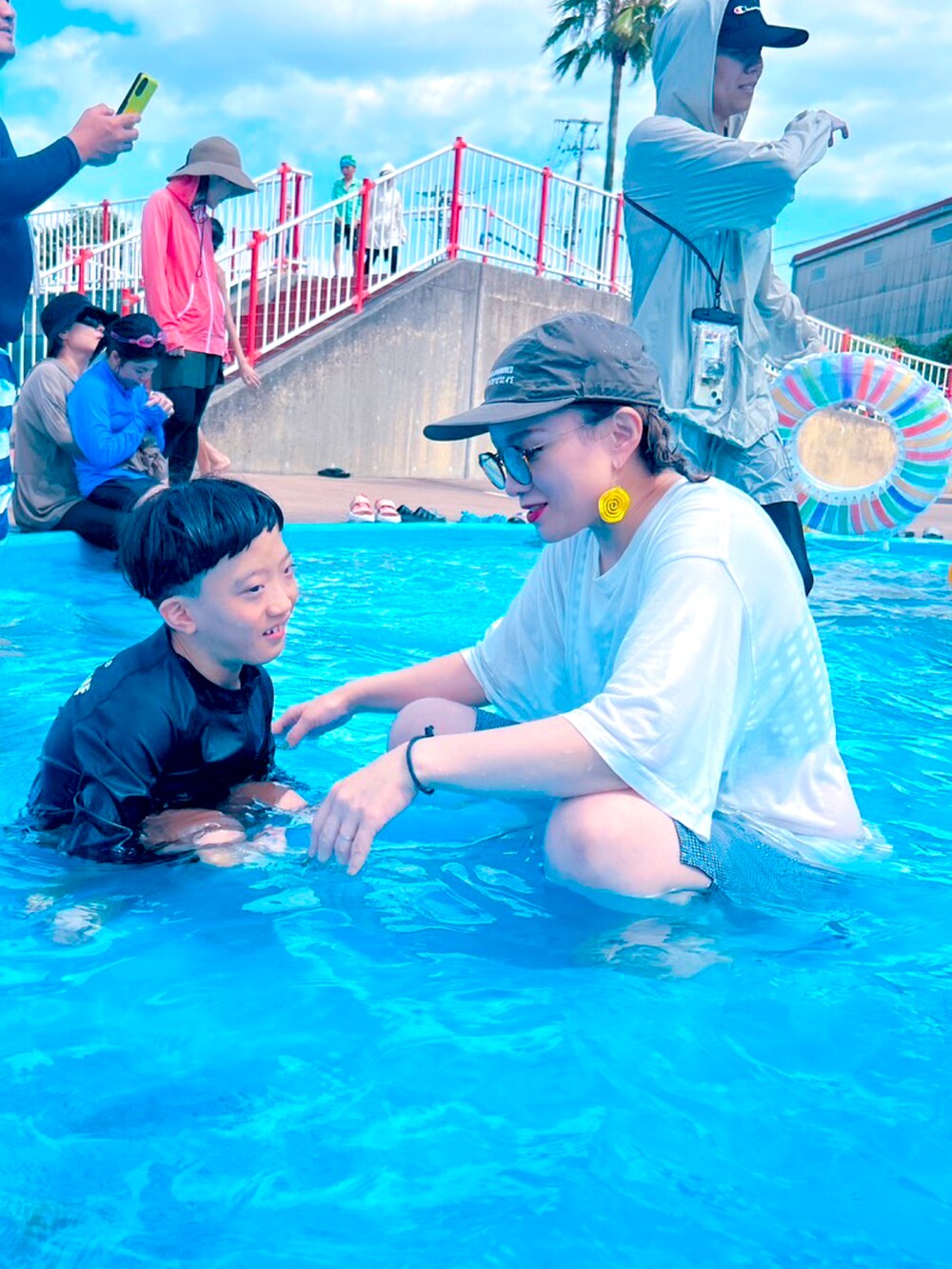 ホワイト系のTシャツ/カットソー、その他のカーゴパンツ、ブラック系のスニーカーを着用したメンズの秋コーディネートの4枚目の写真