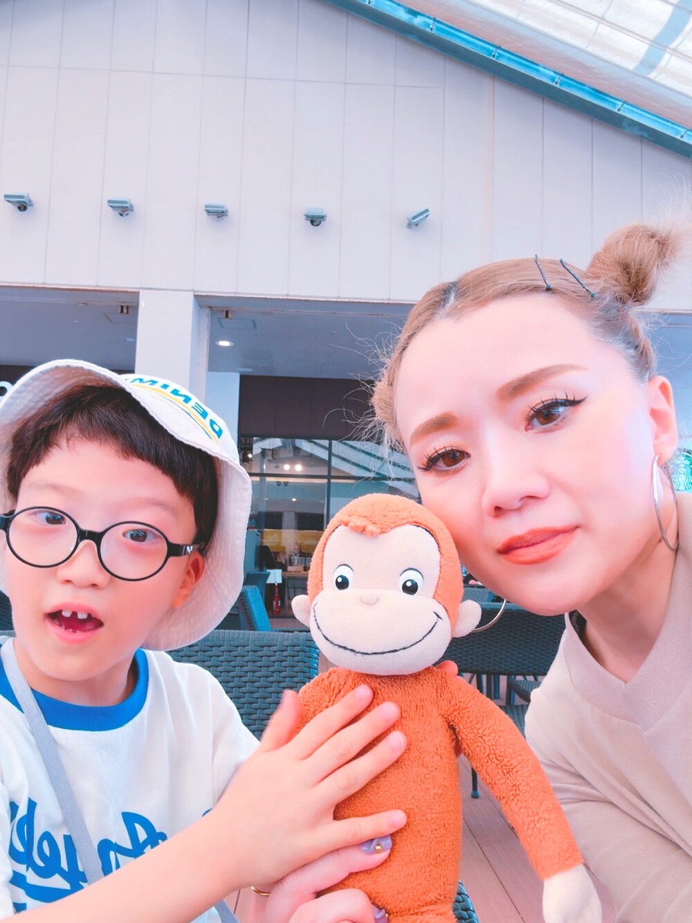 グリーン系のシャツ/ブラウス、ブラック系のその他パンツ、ブラック系のスニーカーを着用したメンズの夏コーディネートの4枚目の写真