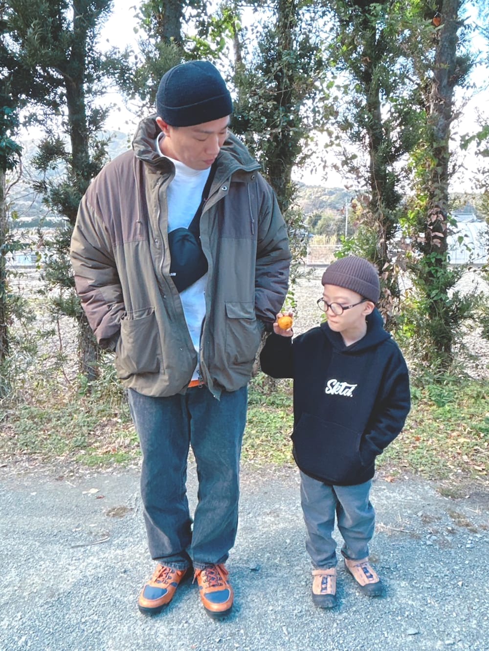 ブラック系のショルダーバッグ、ブラウン系のその他アウター、ブラック系のデニムパンツを着用したメンズの冬コーディネートの4枚目の写真