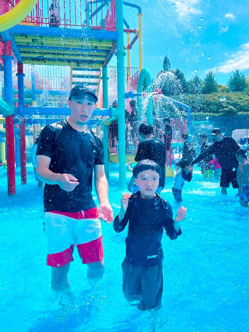 ホワイト系のTシャツ/カットソー、その他のカーゴパンツ、ブラック系のスニーカーを着用したメンズの秋コーディネートの5枚目の写真