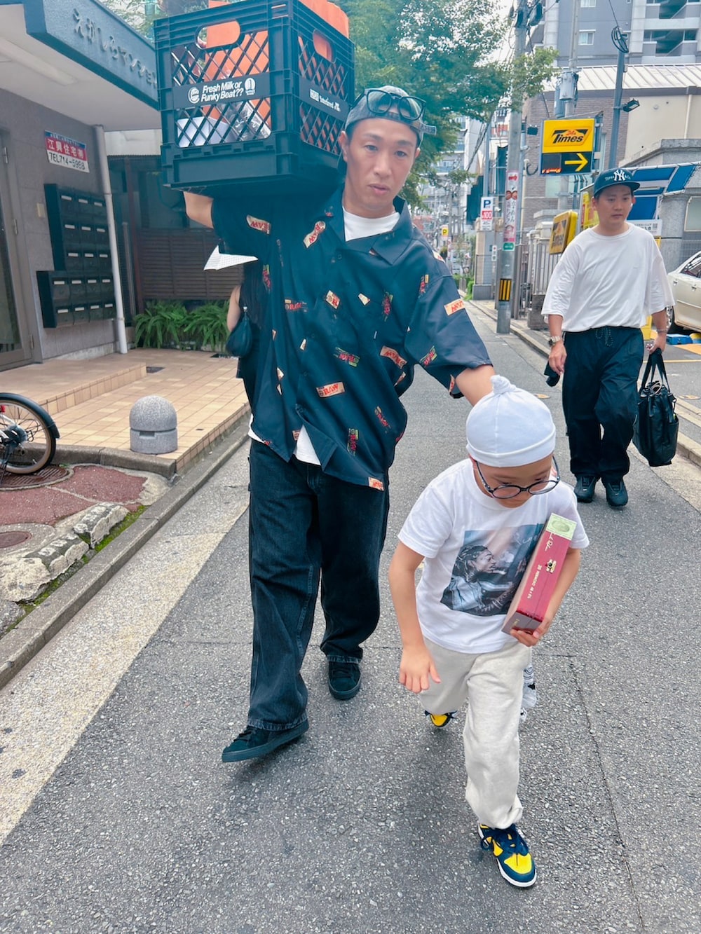 ブラック系のデニムパンツ、ブラック系のスニーカー、ブラック系のシャツ/ブラウスを着用したメンズの秋コーディネートの2枚目の写真