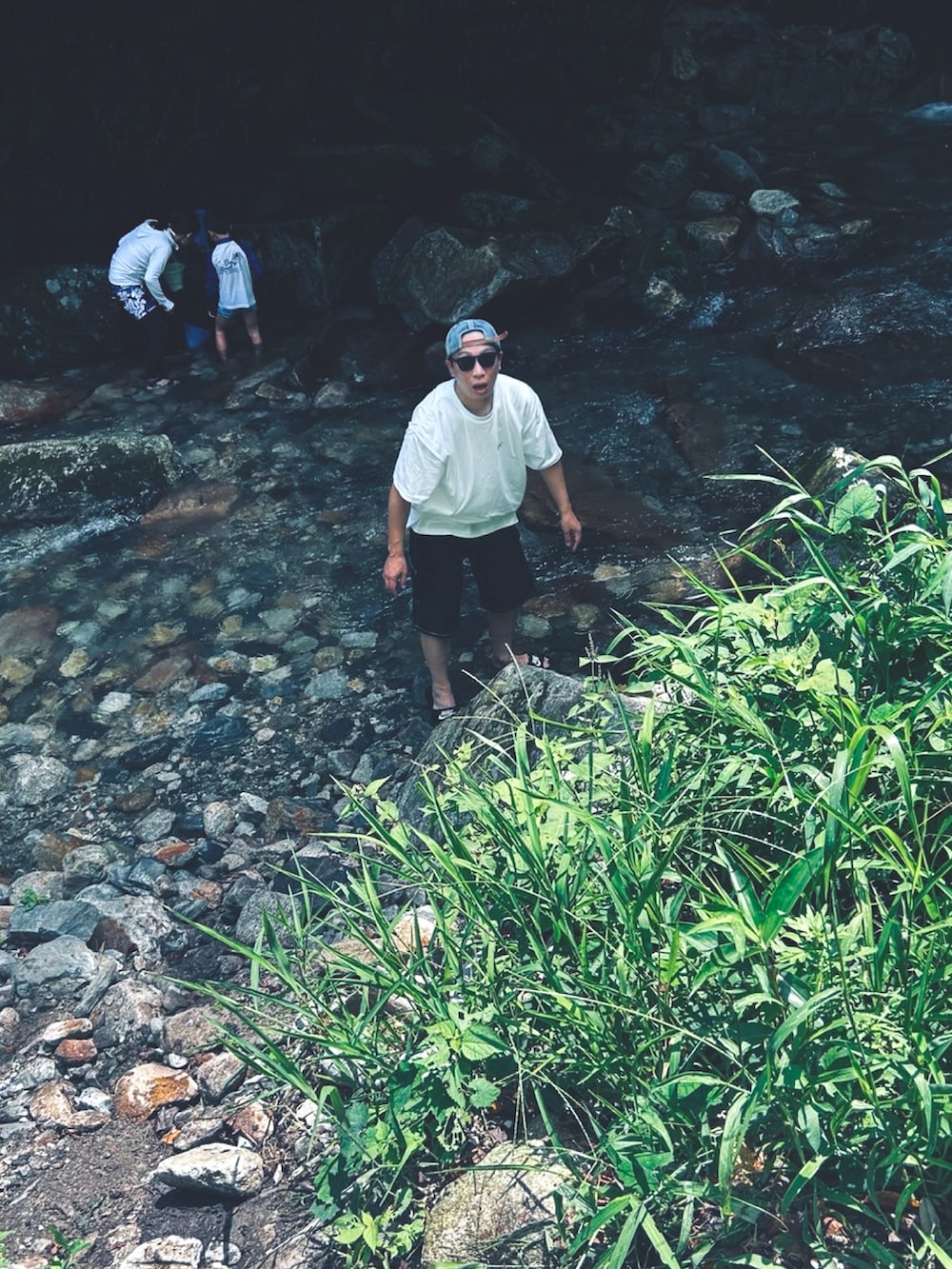 ホワイト系のTシャツ/カットソー、ブラック系のその他パンツ、ホワイト系のサンダルを着用したメンズの夏コーディネートの3枚目の写真