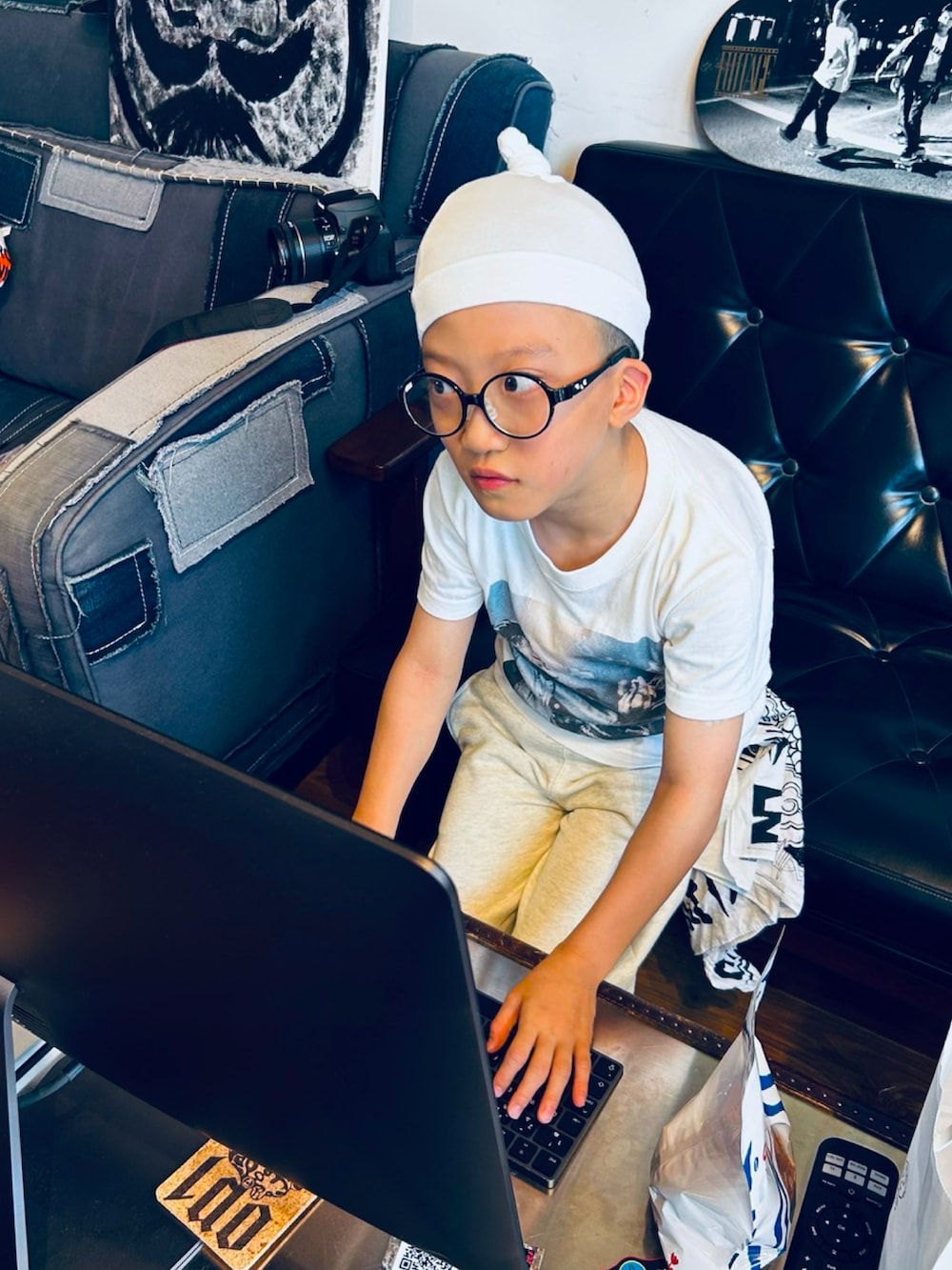 ブラック系のデニムパンツ、ブラック系のスニーカー、ブラック系のシャツ/ブラウスを着用したメンズの秋コーディネートの4枚目の写真