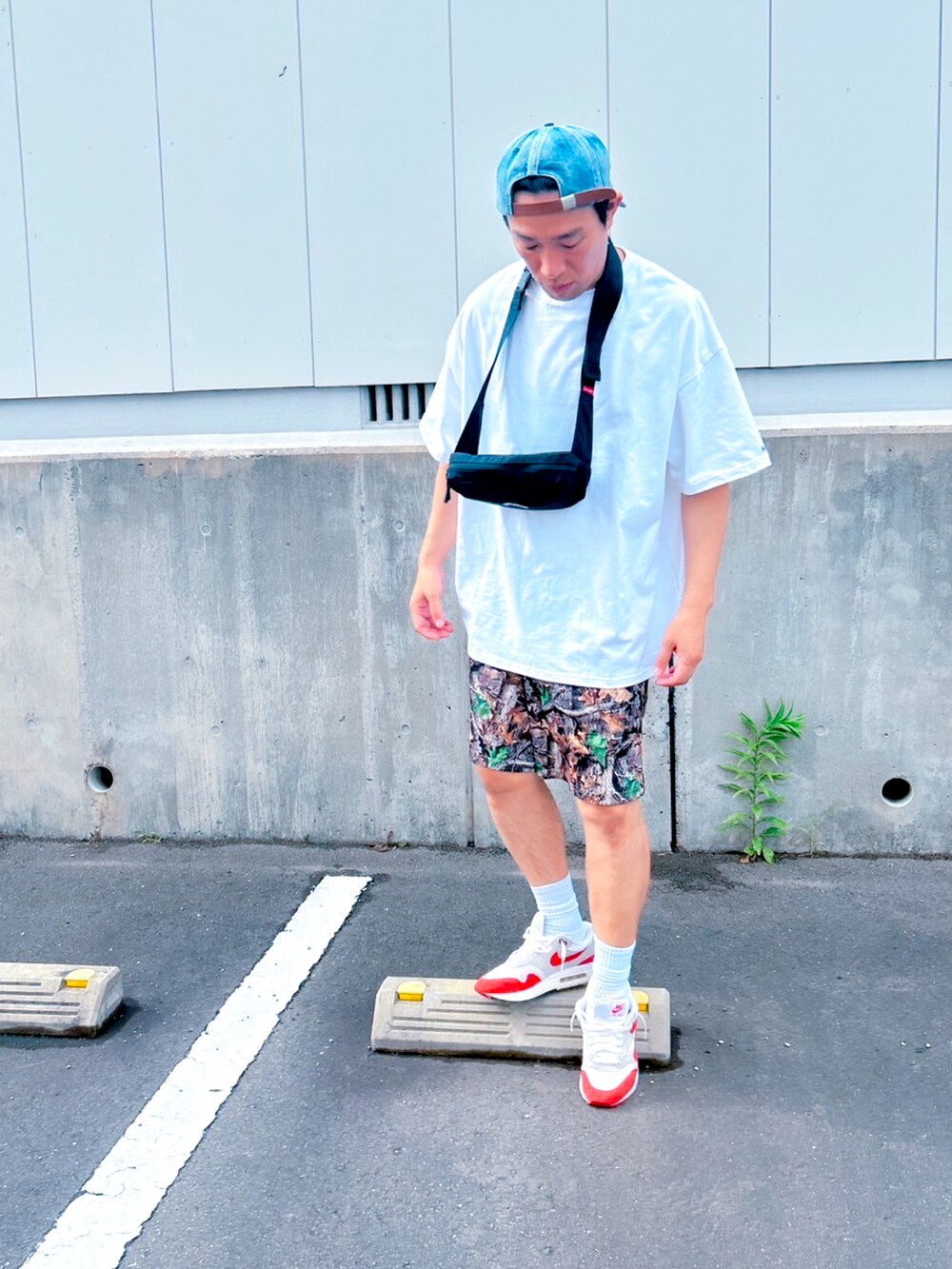 ホワイト系のTシャツ/カットソー、その他のその他パンツ、その他のスニーカーを着用したメンズの夏コーディネートの2枚目の写真