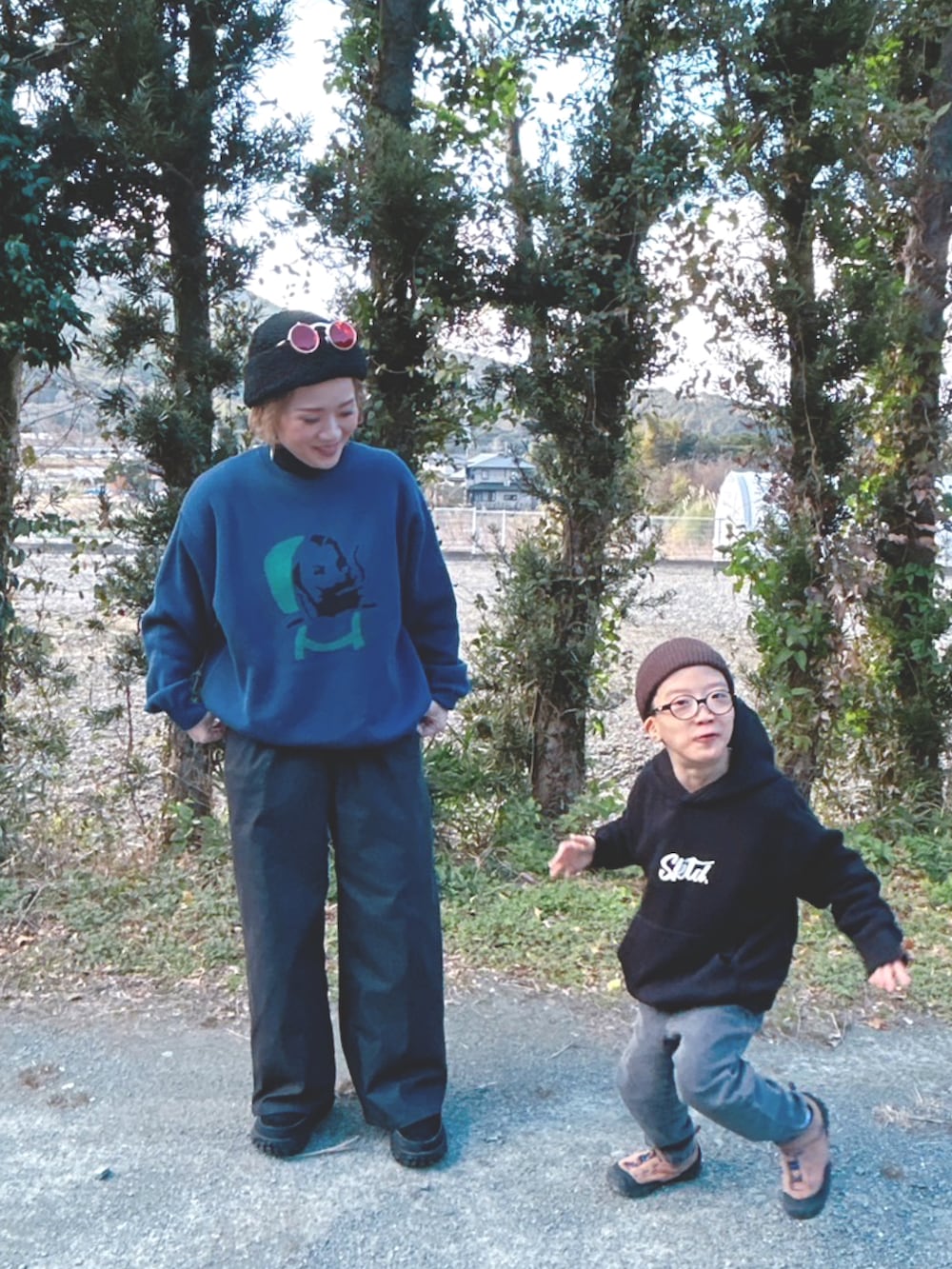 ブラック系のショルダーバッグ、ブラウン系のその他アウター、ブラック系のデニムパンツを着用したメンズの冬コーディネートの2枚目の写真