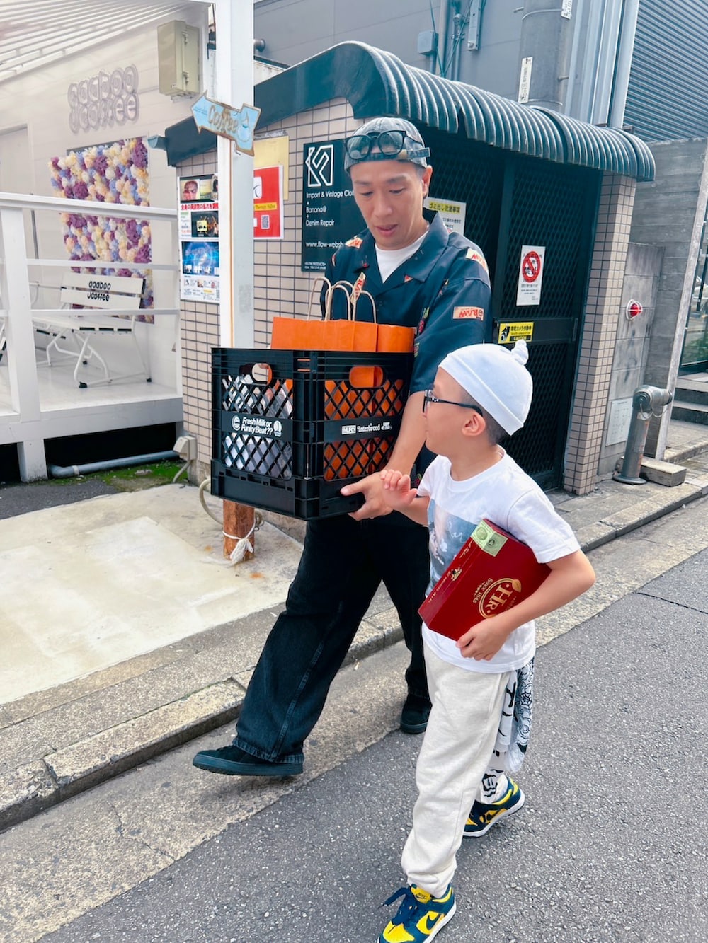 ブラック系のデニムパンツ、ブラック系のスニーカー、ブラック系のシャツ/ブラウスを着用したメンズの秋コーディネートの3枚目の写真