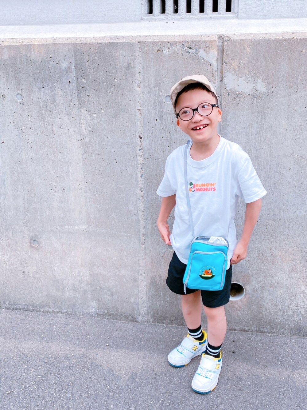 ブルー系のその他トップス、ブルー系のカーゴパンツ、ブラウン系のスニーカーを着用したメンズの夏コーディネートの2枚目の写真