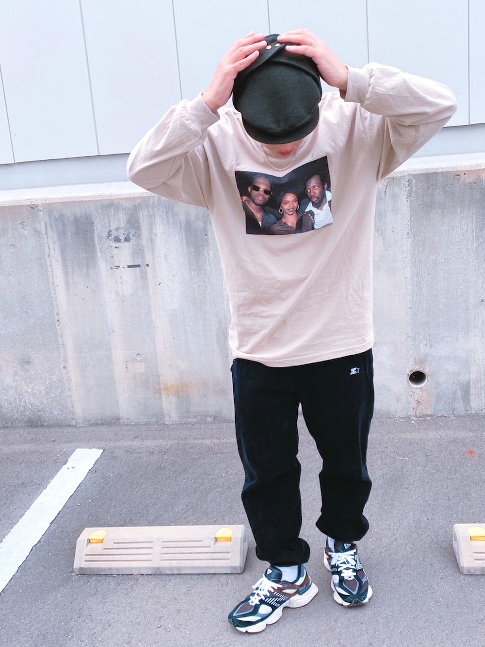 ベージュ系のTシャツ/カットソー、ブラック系のパンツ、ブラック系のスニーカーを着用したメンズの秋コーディネートの2枚目の写真