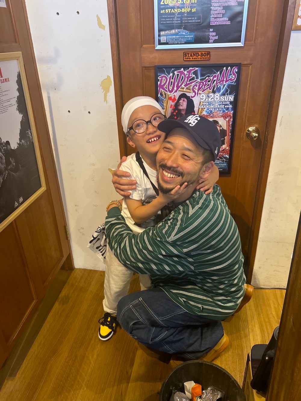 ブラック系のデニムパンツ、ブラック系のスニーカー、ブラック系のシャツ/ブラウスを着用したメンズの秋コーディネートの5枚目の写真