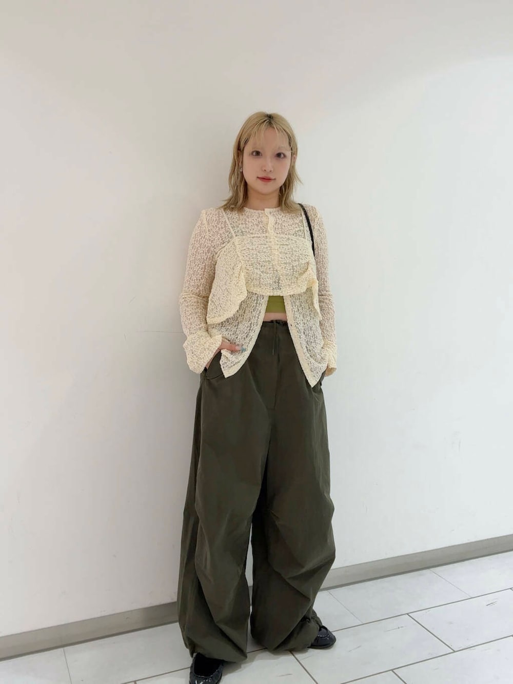 「2way、AW、カーゴパンツ、KBF、サロペット、kbf_aw」｜「KBFのヴィンテージビットローファー（ローファー、ブラック系）」を使った、たろさん（レディース・157cm）の夏コーディネートの2枚目の写真