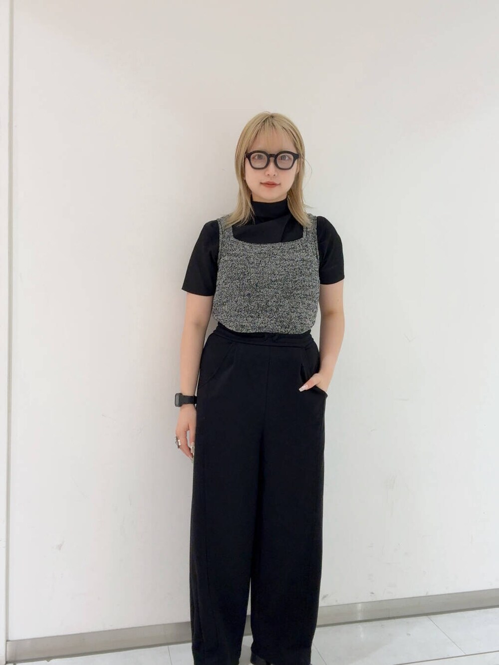 ブラック系のパンプス、ブラック系のその他パンツ、ブラック系のタンクトップを着用したレディースの夏コーディネートの3枚目の写真