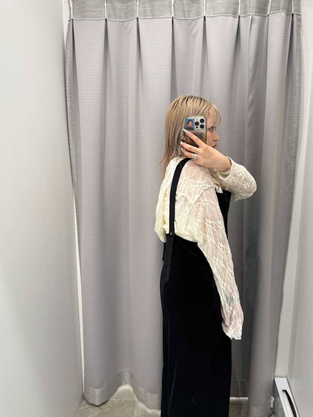 ブラック系のその他パンツ、ホワイト系のTシャツ/カットソーを着用したレディースの秋コーディネートの2枚目の写真