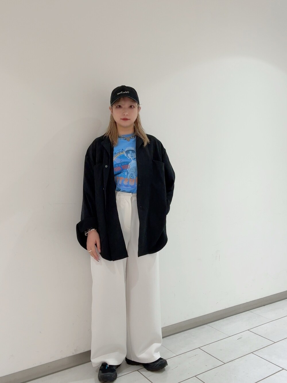 グレー系のシャツ/ブラウス、ホワイト系のその他パンツ、ブラック系のスニーカーを着用したレディースの冬コーディネートの2枚目の写真