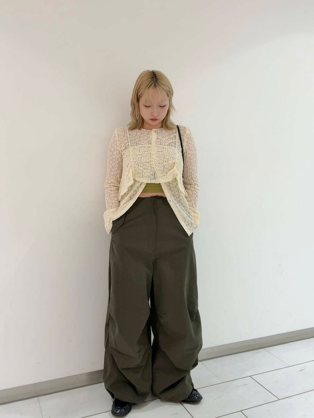 「2way、AW、カーゴパンツ、KBF、サロペット、kbf_aw」｜「KBFのヴィンテージビットローファー（ローファー、ブラック系）」を使った、たろさん（レディース・157cm）の夏コーディネートの3枚目の写真