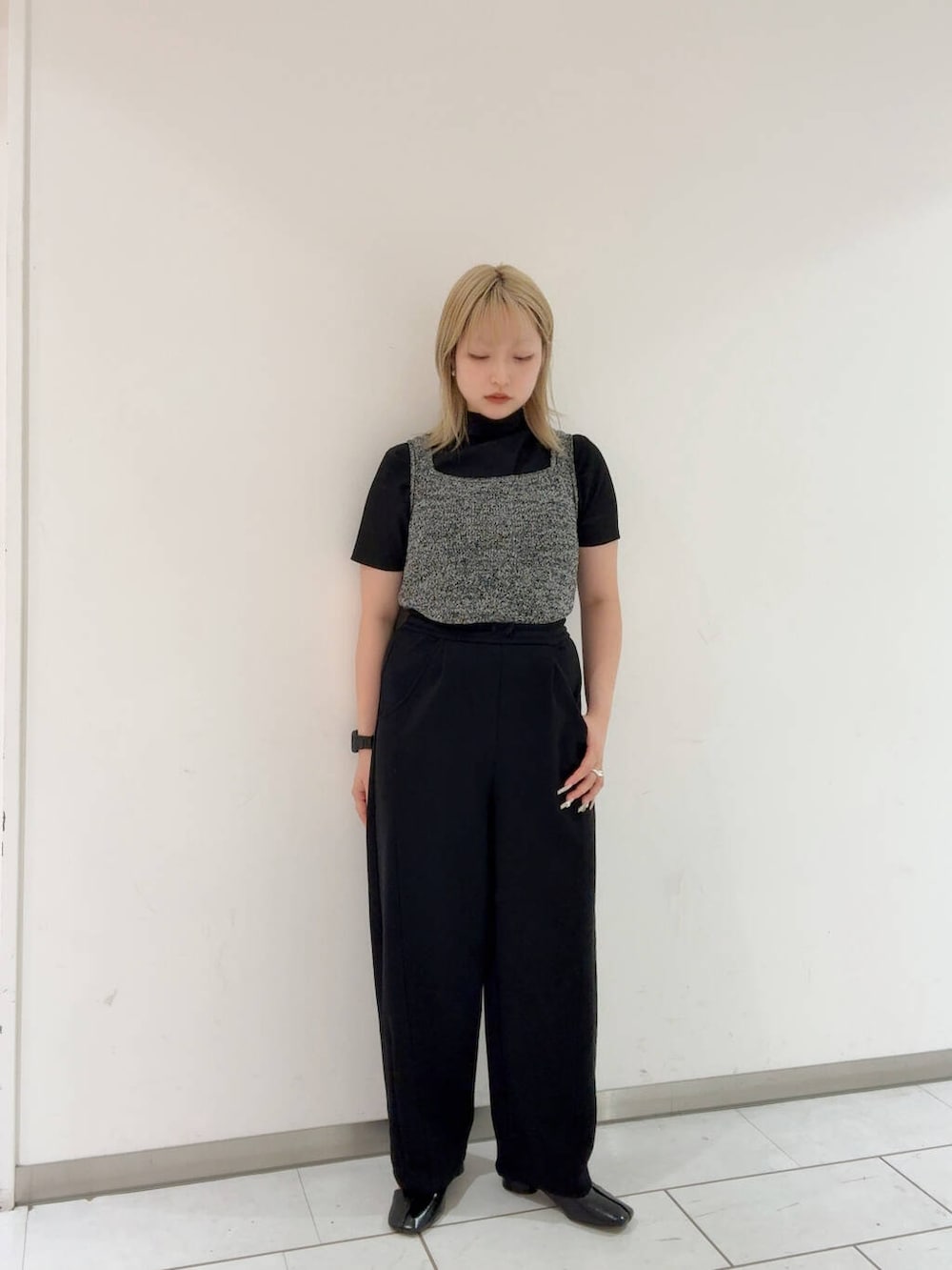 ブラック系のパンプス、ブラック系のその他パンツ、ブラック系のタンクトップを着用したレディースの夏コーディネートの2枚目の写真