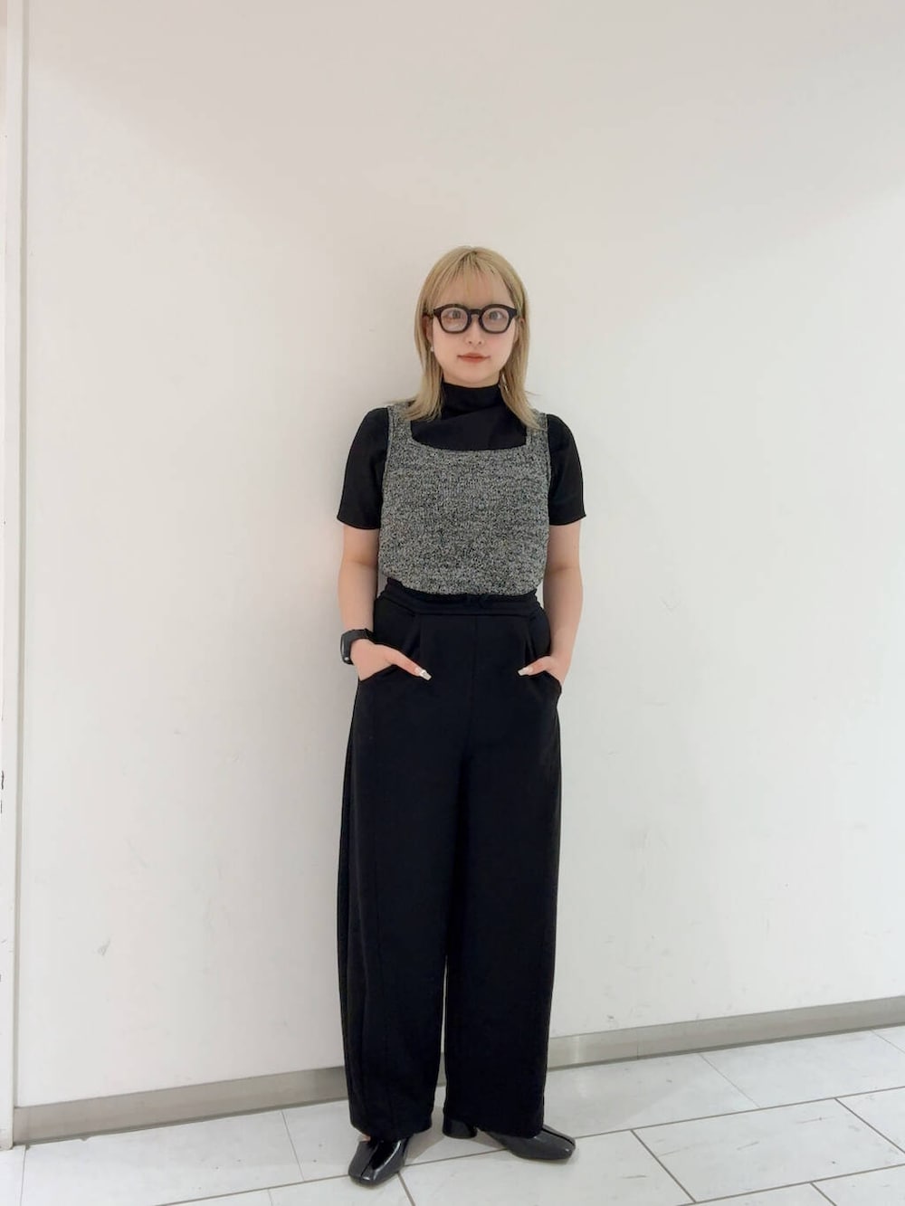 ブラック系のパンプス、ブラック系のその他パンツ、ブラック系のタンクトップを着用したレディースの夏コーディネートの5枚目の写真