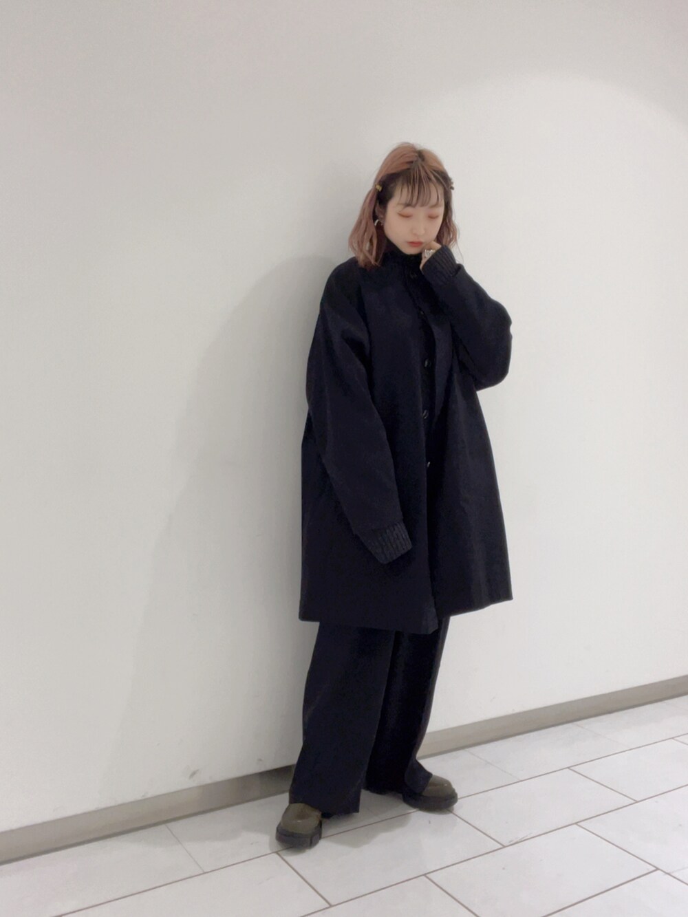 ブラック系のTシャツ/カットソー、ブラック系のその他パンツ、グリーン系のブーツを着用したレディースの冬コーディネートの3枚目の写真