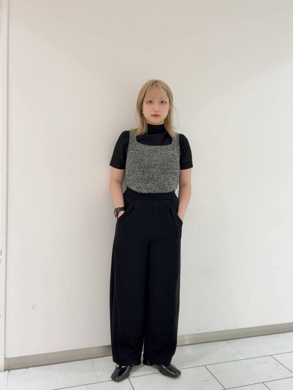 ブラック系のパンプス、ブラック系のその他パンツ、ブラック系のタンクトップを着用したレディースの夏コーディネートの4枚目の写真