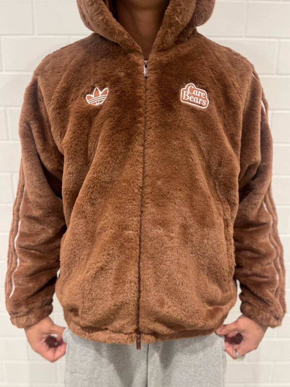 グレー系のその他パンツ、ブラウン系のジャケット/アウター、イエロー系のシューズを着用したメンズの秋コーディネートの3枚目の写真