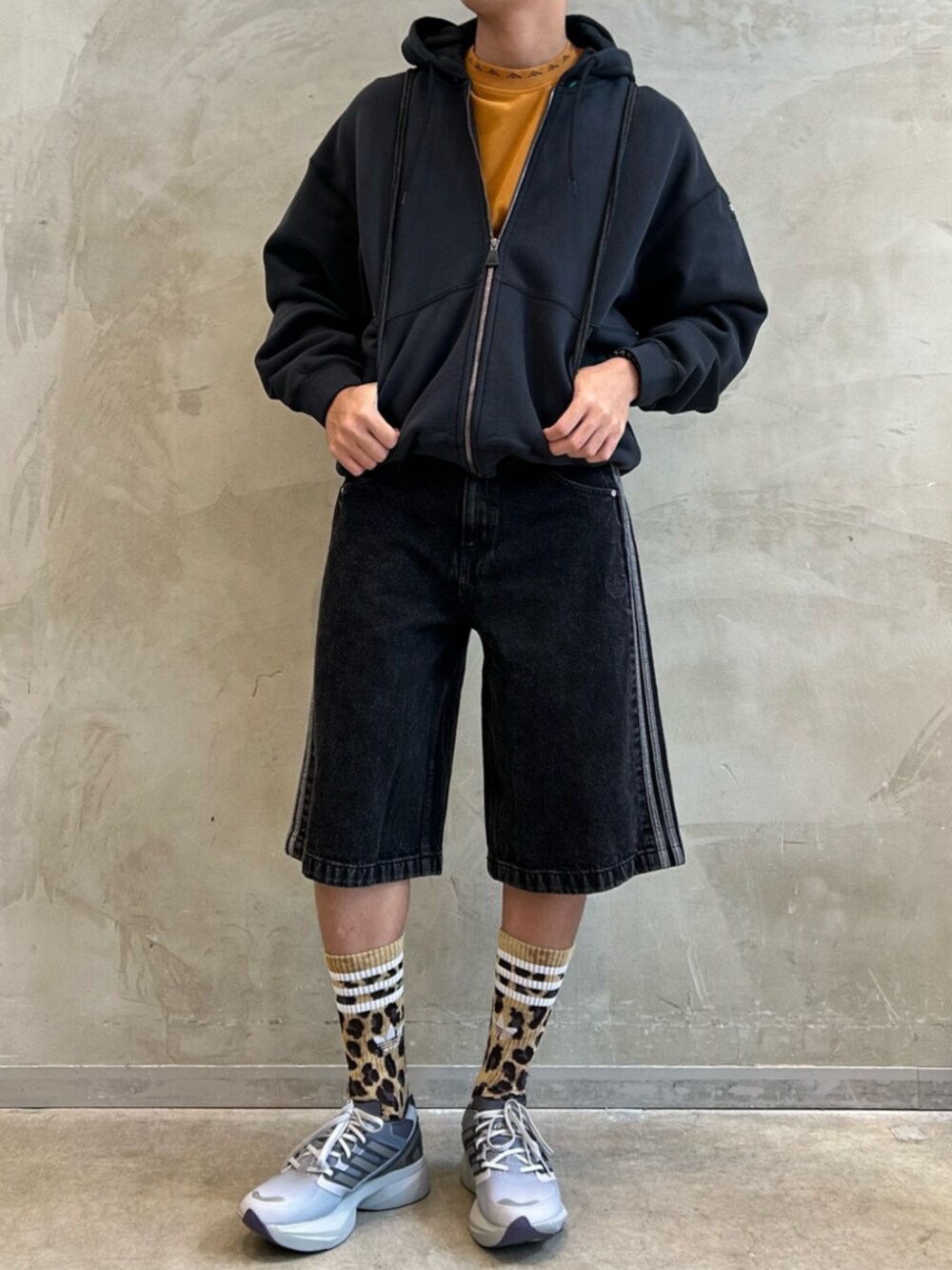 グレー系のシューズ、ブラック系のトップス、ブラウン系のトップスを着用したメンズの夏コーディネートの2枚目の写真