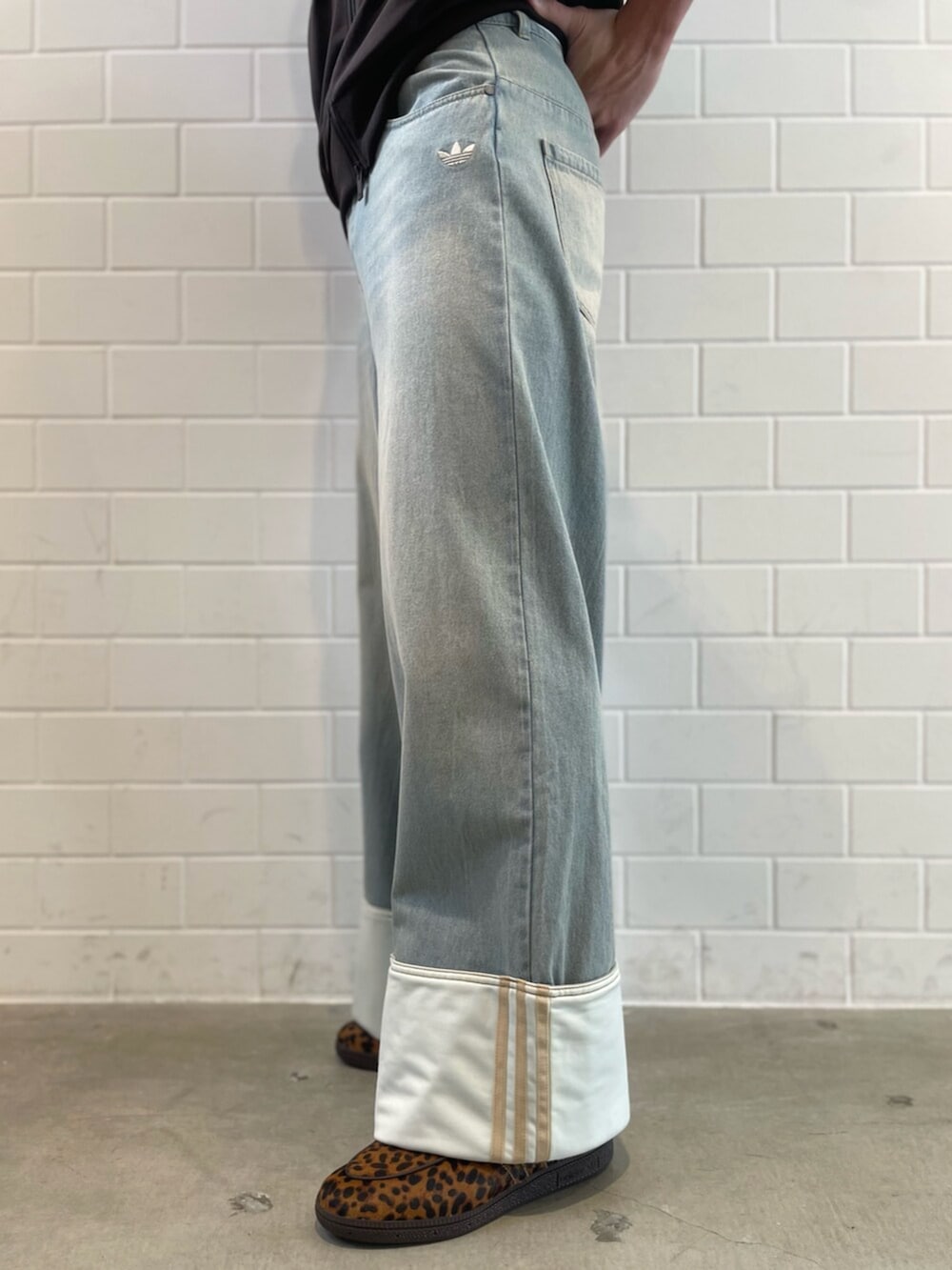 ブラウン系のジャージ、ブルー系のデニムパンツ、ブラック系のショルダーバッグを着用したメンズの春コーディネートの5枚目の写真