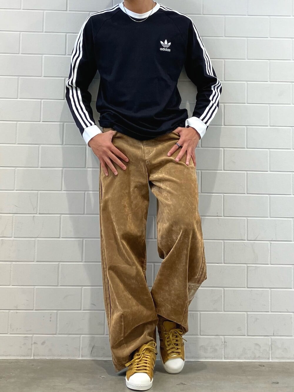 ブラウン系のその他パンツ、ブラウン系のシューズ、ブラック系のTシャツ/カットソーを着用したメンズの秋コーディネートの2枚目の写真