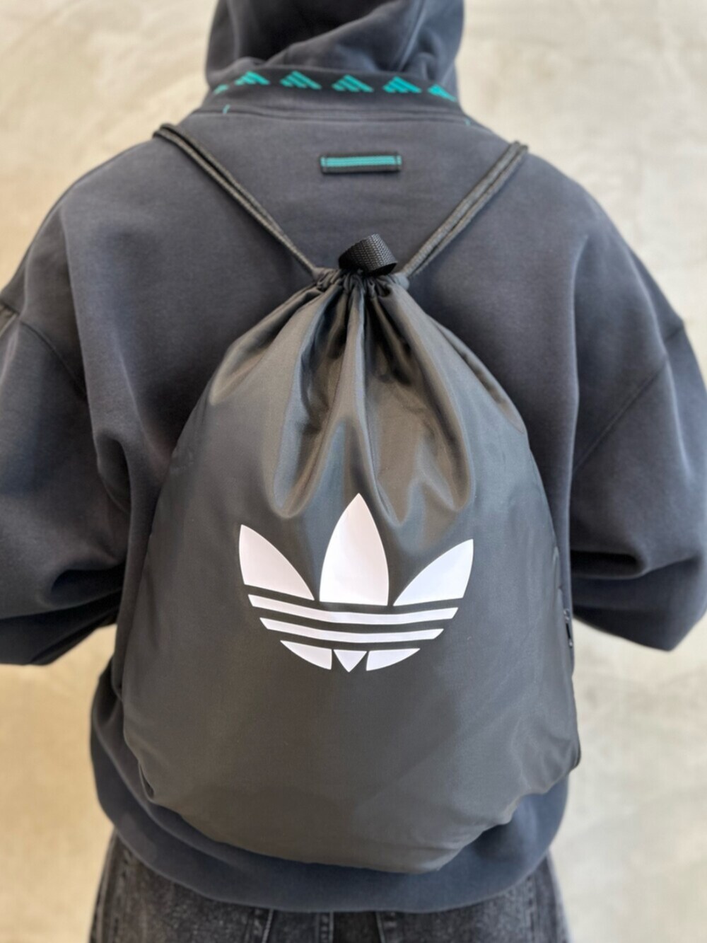 グレー系のシューズ、ブラック系のトップス、ブラウン系のトップスを着用したメンズの夏コーディネートの7枚目の写真