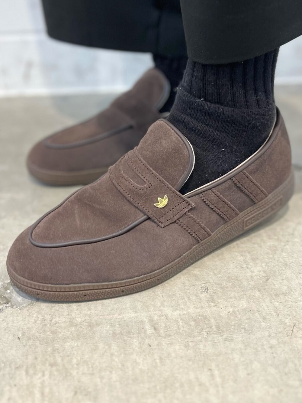 ブラウン系のスニーカー、ベージュ系のジャージを着用したメンズの春コーディネートの4枚目の写真