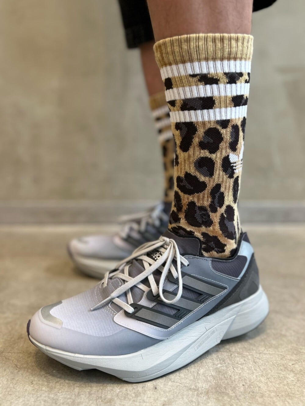 グレー系のシューズ、ブラック系のトップス、ブラウン系のトップスを着用したメンズの夏コーディネートの8枚目の写真