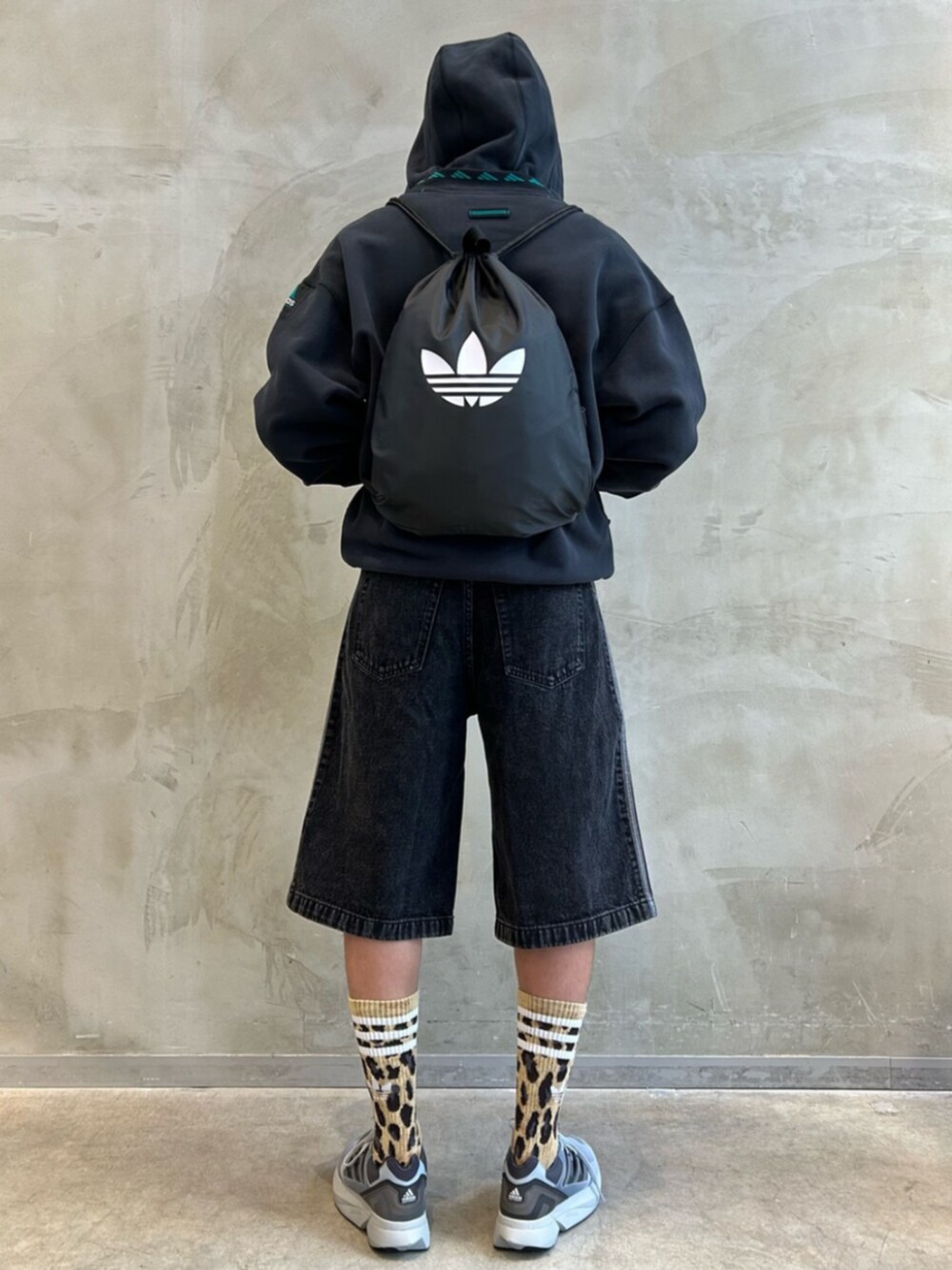 グレー系のシューズ、ブラック系のトップス、ブラウン系のトップスを着用したメンズの夏コーディネートの3枚目の写真