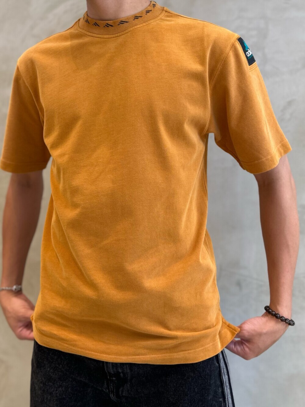 グレー系のシューズ、ブラック系のトップス、ブラウン系のトップスを着用したメンズの夏コーディネートの5枚目の写真