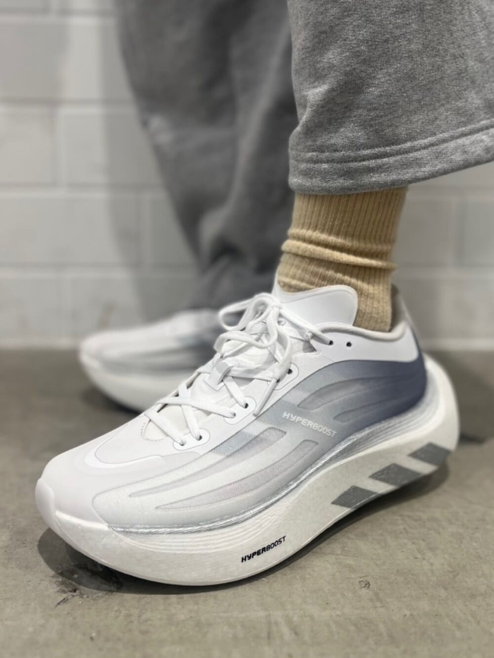 グレー系のその他パンツ、ブラウン系のジャケット/アウター、イエロー系のシューズを着用したメンズの秋コーディネートの6枚目の写真