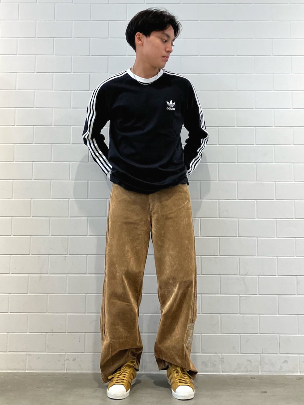 ブラウン系のその他パンツ、ブラウン系のシューズ、ブラック系のTシャツ/カットソーを着用したメンズの秋コーディネートの3枚目の写真