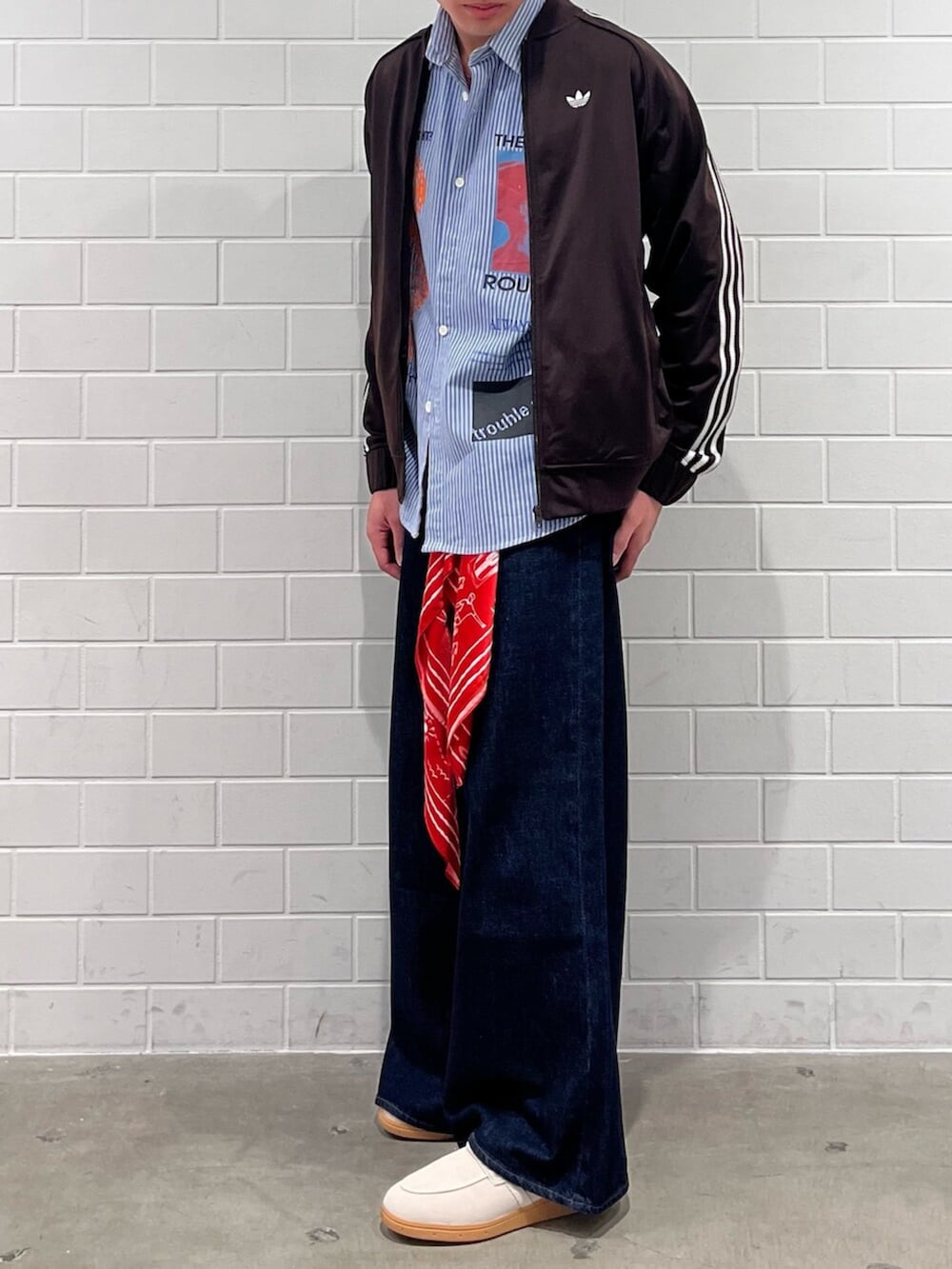 ブラウン系のジャージ、ホワイト系のスニーカーを着用したメンズの冬コーディネートの2枚目の写真