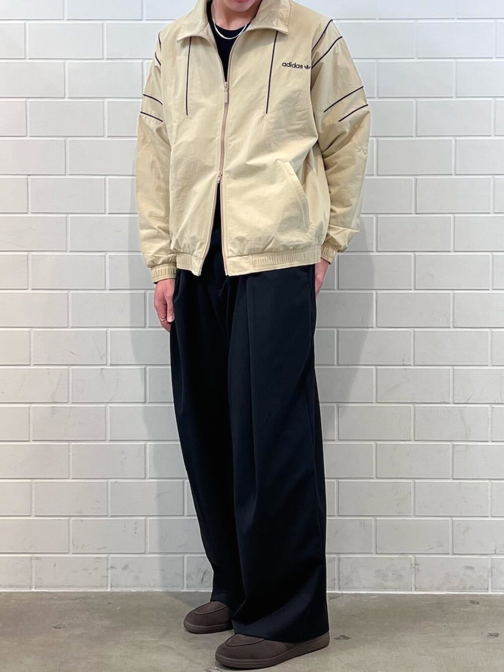 ブラウン系のスニーカー、ベージュ系のジャージを着用したメンズの春コーディネートの2枚目の写真