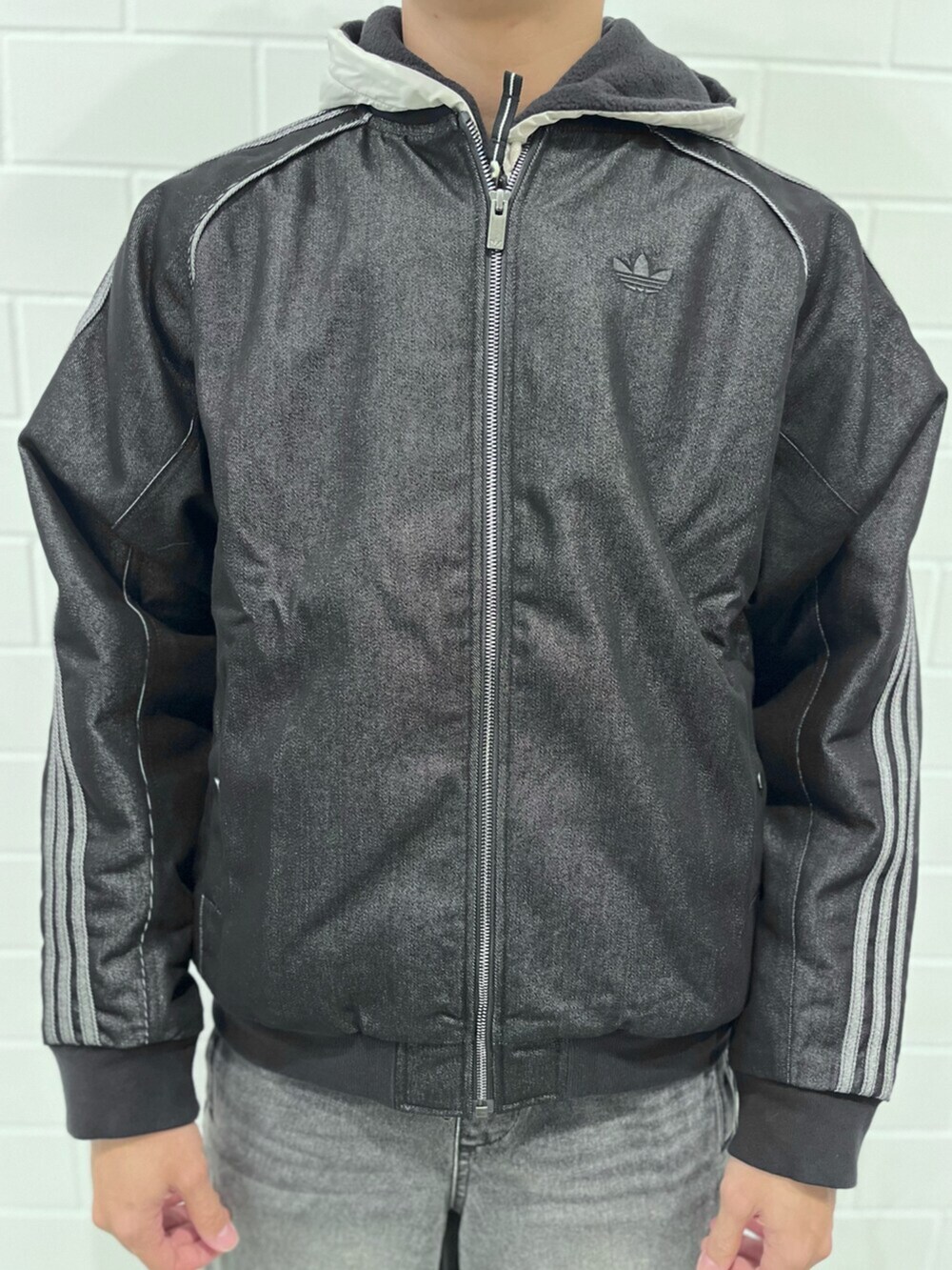 ブラック系のジャケット/アウター、ベージュ系のブルゾン、ブラック系のスニーカーを着用したメンズの秋コーディネートの3枚目の写真