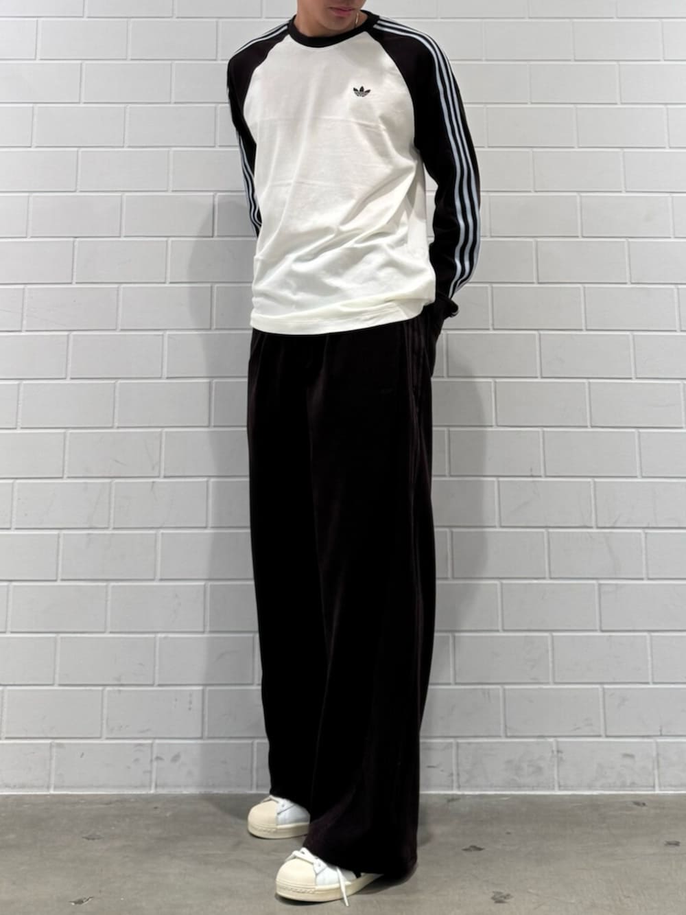 ホワイト系のシューズ、ホワイト系のTシャツ/カットソーを着用したメンズの冬コーディネートの2枚目の写真