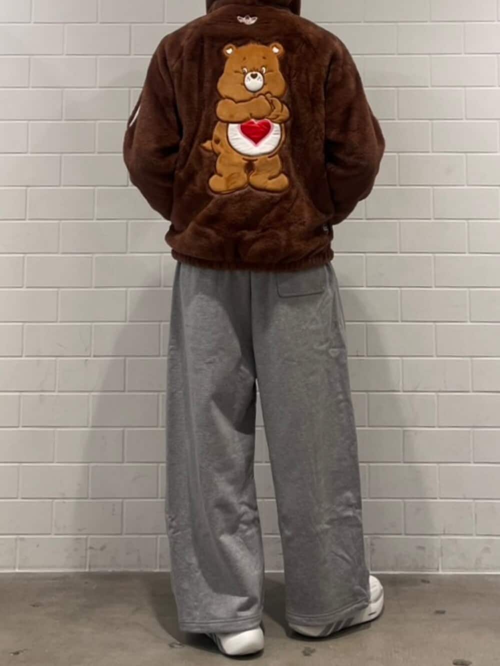 グレー系のその他パンツ、ブラウン系のジャケット/アウター、イエロー系のシューズを着用したメンズの秋コーディネートの2枚目の写真