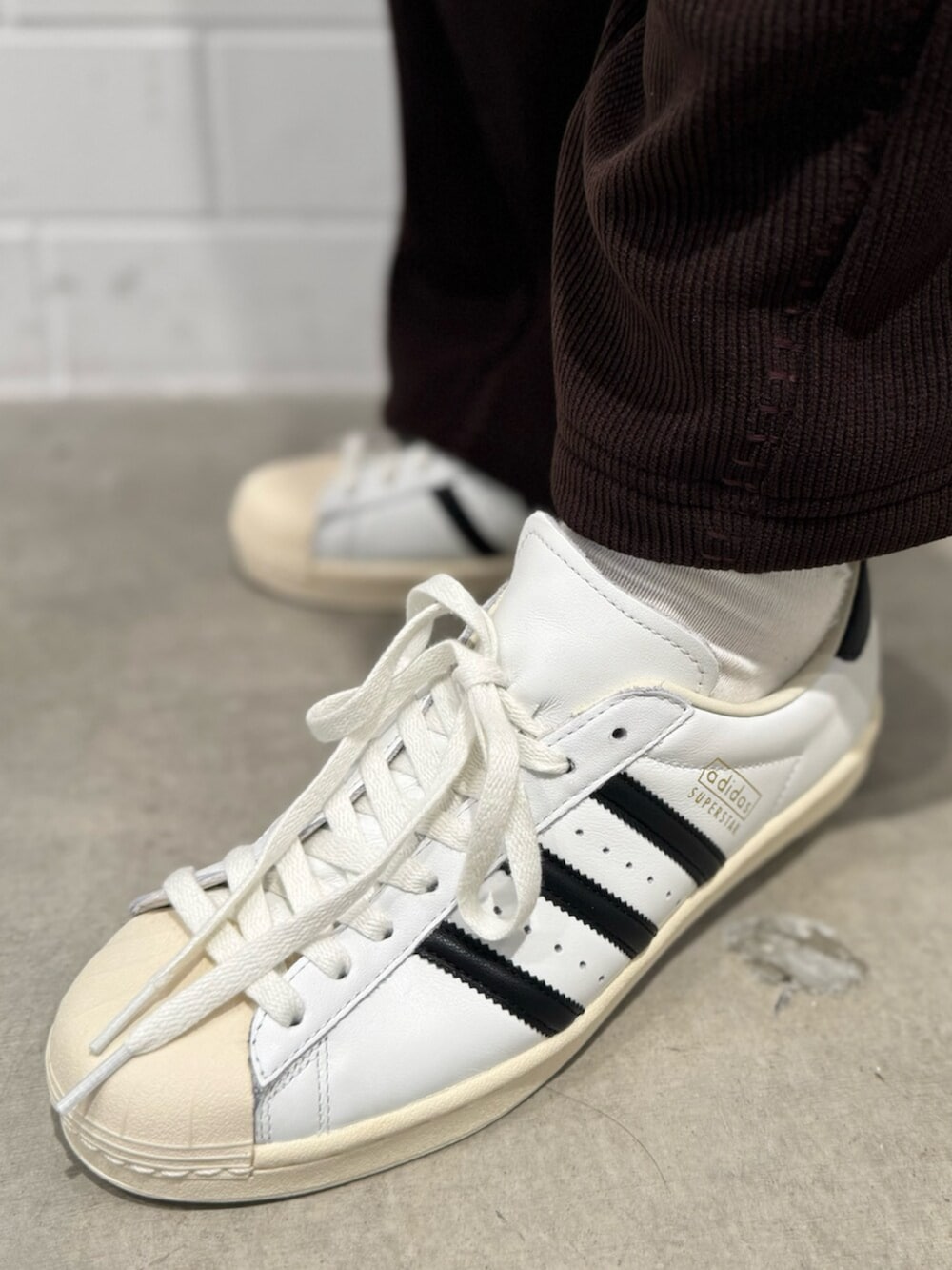 ホワイト系のシューズ、ホワイト系のTシャツ/カットソーを着用したメンズの冬コーディネートの4枚目の写真