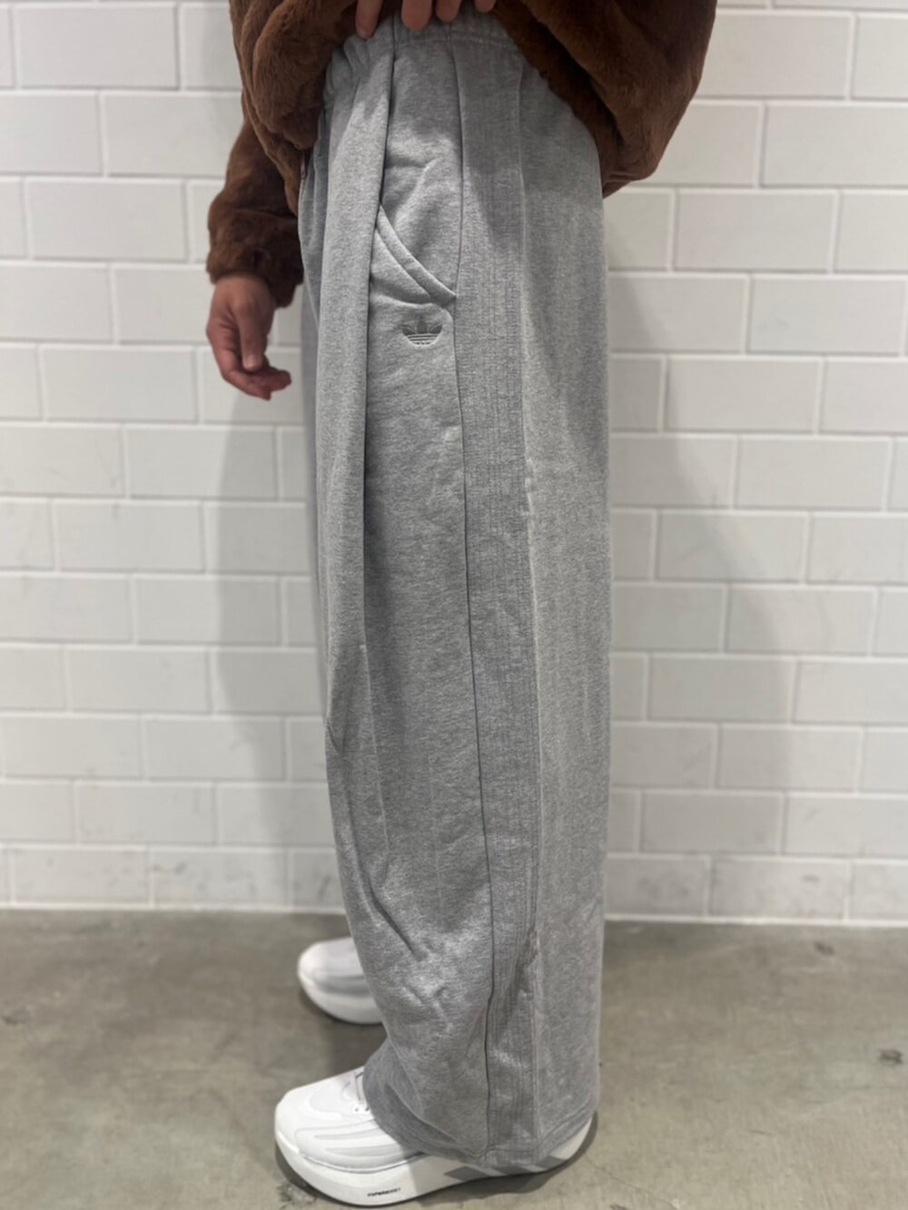 グレー系のその他パンツ、ブラウン系のジャケット/アウター、イエロー系のシューズを着用したメンズの秋コーディネートの5枚目の写真