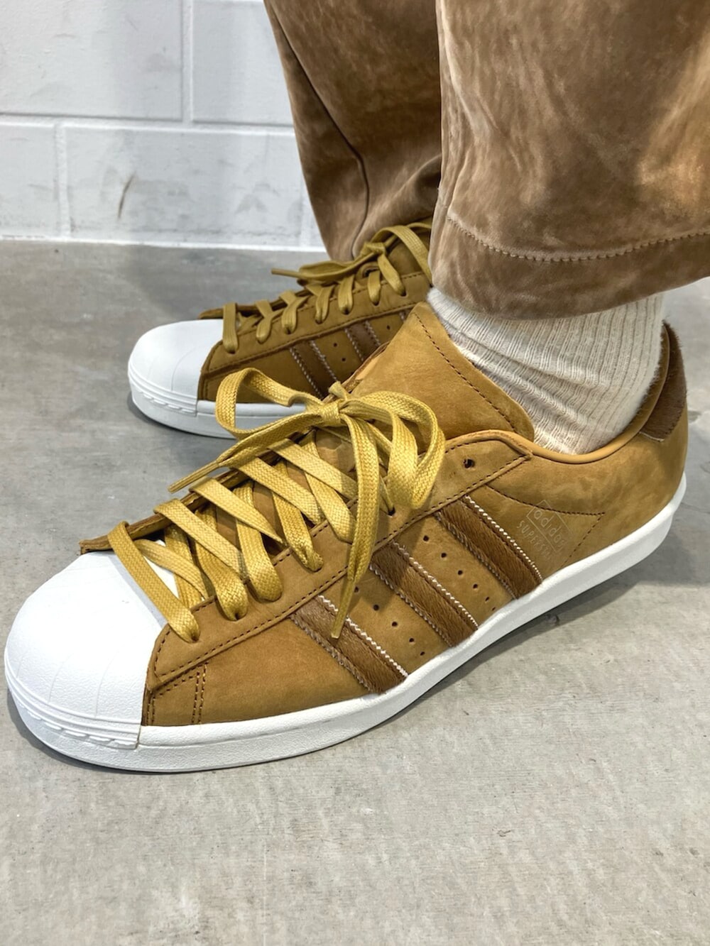 ブラウン系のその他パンツ、ブラウン系のシューズ、ブラック系のTシャツ/カットソーを着用したメンズの秋コーディネートの6枚目の写真